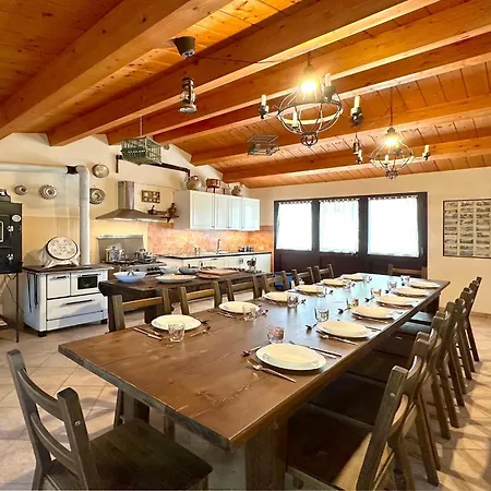 Where Ancient Charm Meets Poolside Bliss アパート セニガッリア